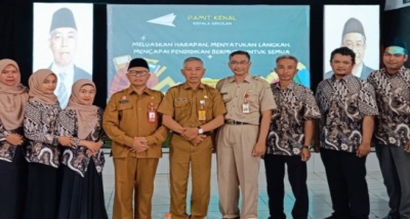 PISAH KENAL KEPALA SEKOLAH SMP NEGERI 4 AMPELGADING SATU ATAP