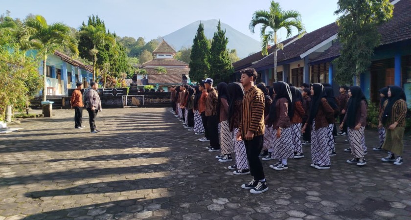 “Apel Pagi sebagai Sarana Pembentukan Disiplin dan Nasionalisme Siswa: Tinjauan Pedagogis di SMP Negeri 4 Ampelgading Satu Atap”